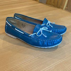L.L. Bean Blue Leather Women's Loafer size 9 Flats